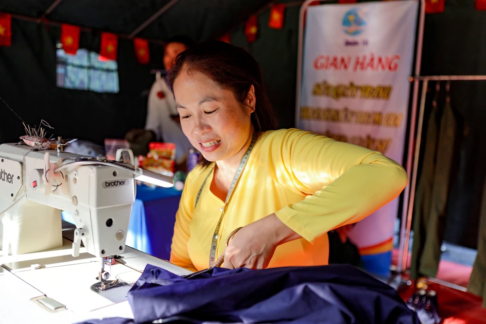 Rộn ràng hoạt động cắt tóc, sửa quần áo cho các tân binh trước ngày tòng quân