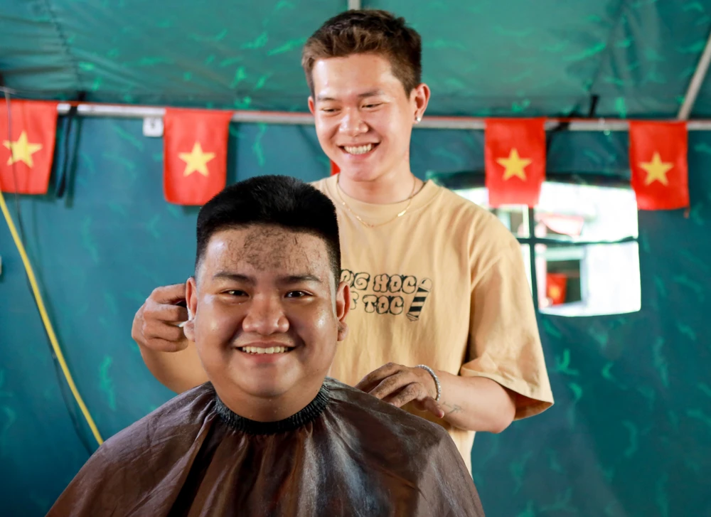 Rộn ràng hoạt động cắt tóc, sửa quần áo cho các tân binh trước ngày tòng quân