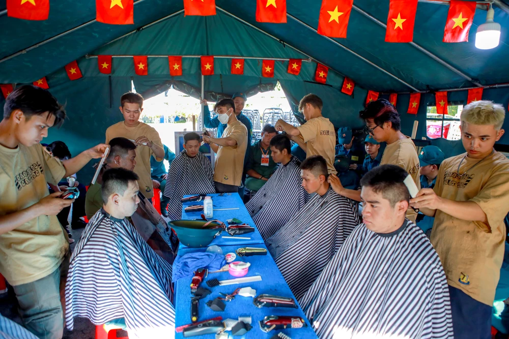 Rộn ràng hoạt động cắt tóc, sửa quần áo cho các tân binh trước ngày tòng quân