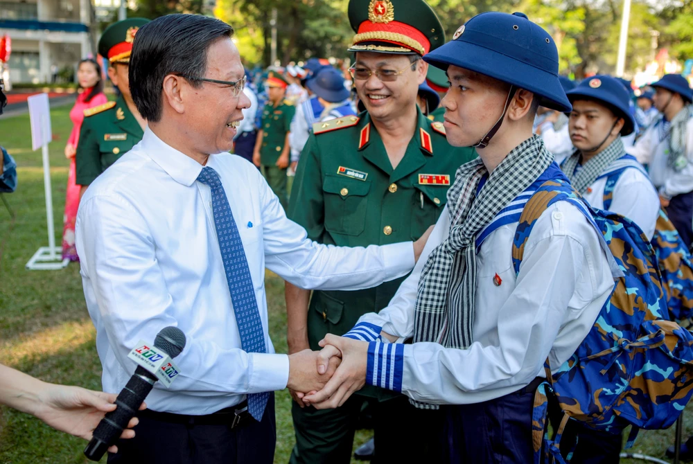 Khoảnh khắc tân binh rạng rỡ lên đường nhập ngũ