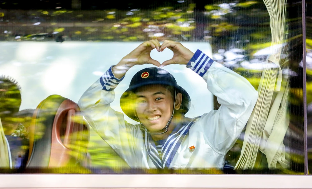 Khoảnh khắc tân binh rạng rỡ lên đường nhập ngũ