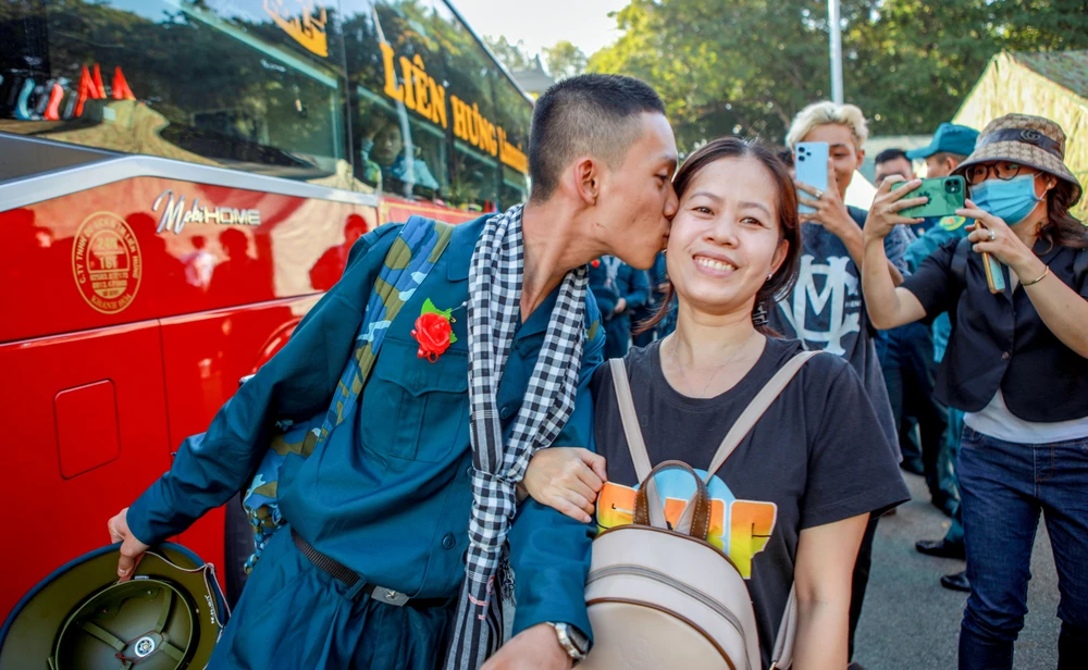 Khoảnh khắc tân binh rạng rỡ lên đường nhập ngũ