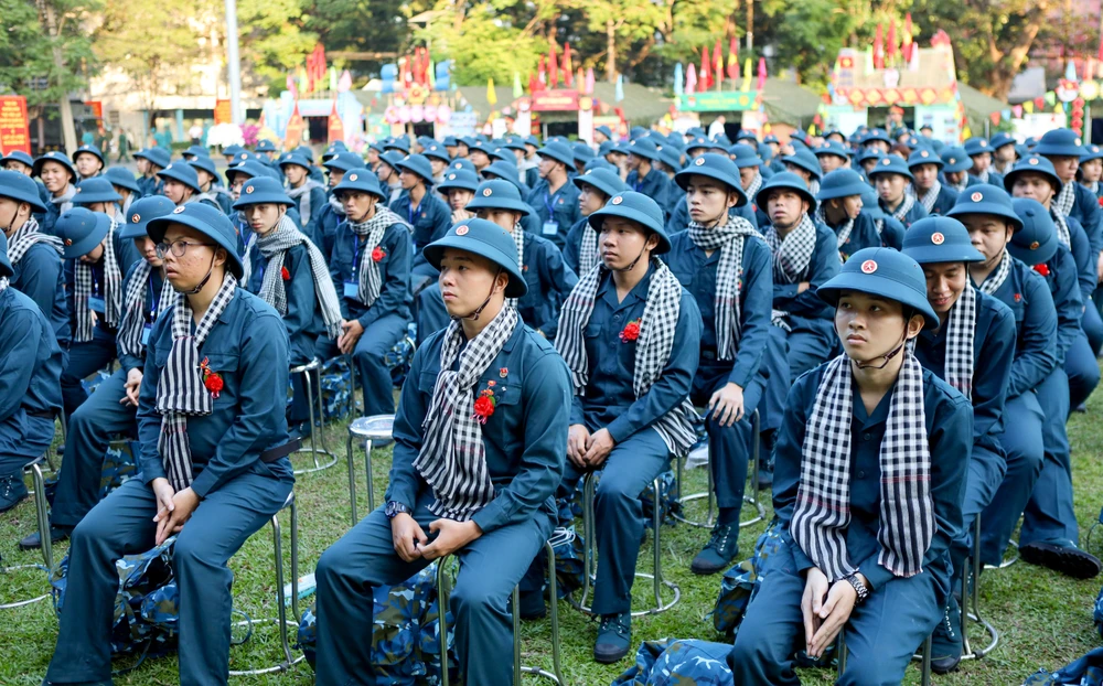 Khoảnh khắc tân binh rạng rỡ lên đường nhập ngũ