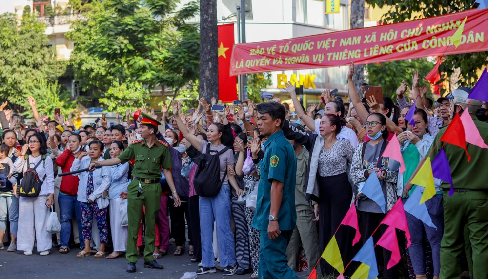 Khoảnh khắc tân binh rạng rỡ lên đường nhập ngũ