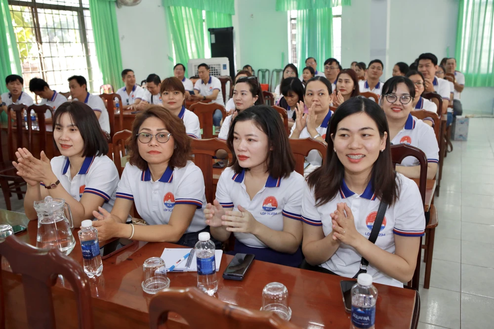 Cán bộ trẻ Học viện Cán bộ TP.HCM tìm hiểu, gợi mở những góc nhìn phát triển xã đảo Long Sơn