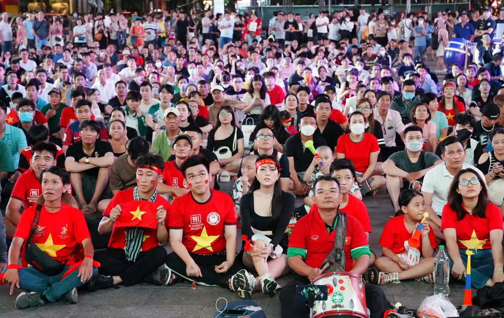 Cổ động viên TP.HCM tiếc nối khi đội tuyển Việt Nam bỏ lỡ cơ hội ghi bàn trước Indonesia
