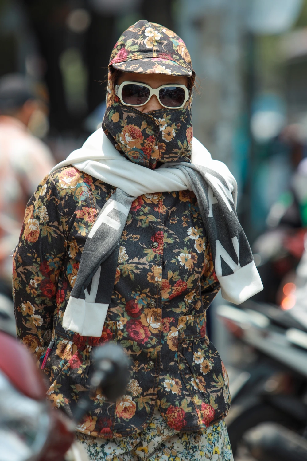 Muôn kiểu tránh nóng giữa Sài Gòn hơn 40 độ C