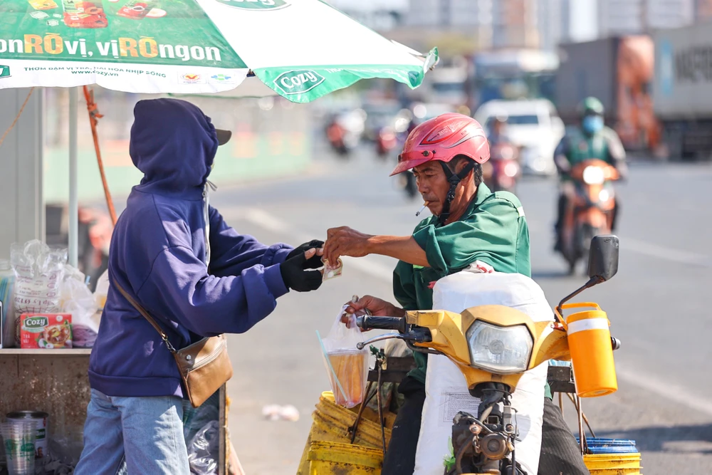 Muôn kiểu tránh nóng giữa Sài Gòn hơn 40 độ C