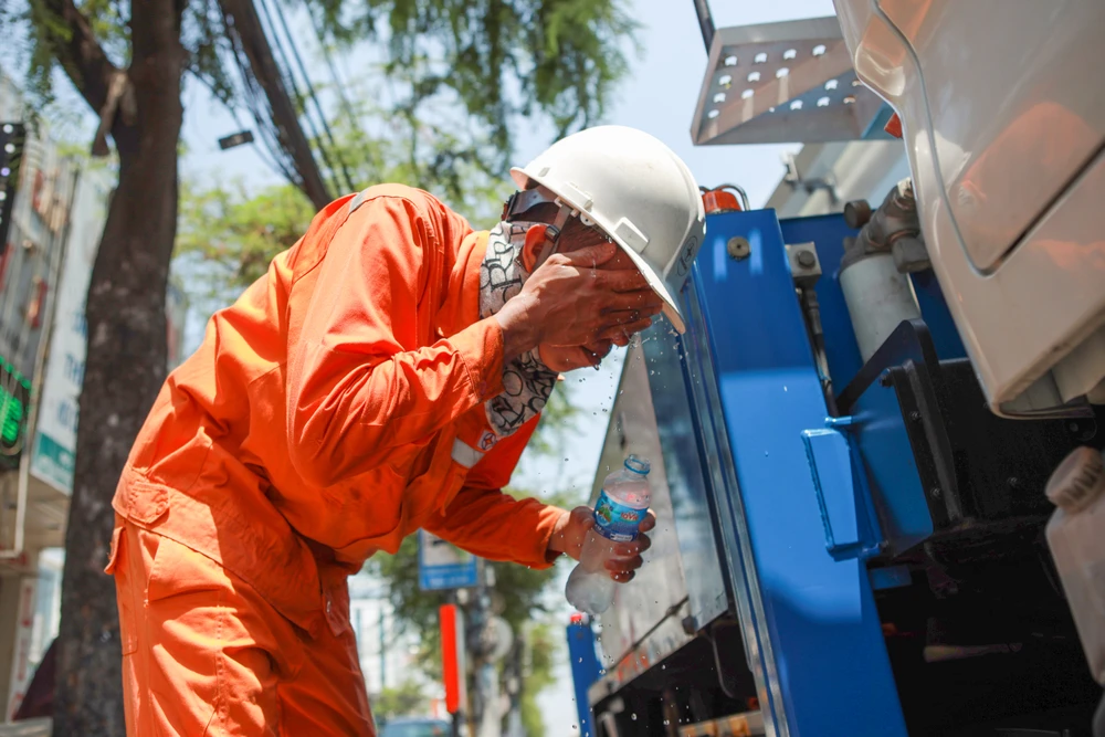 Muôn kiểu tránh nóng giữa Sài Gòn hơn 40 độ C