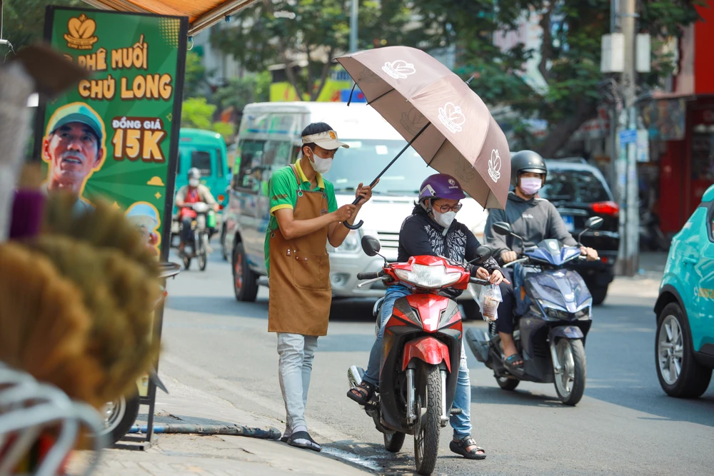 Muôn kiểu tránh nóng giữa Sài Gòn hơn 40 độ C