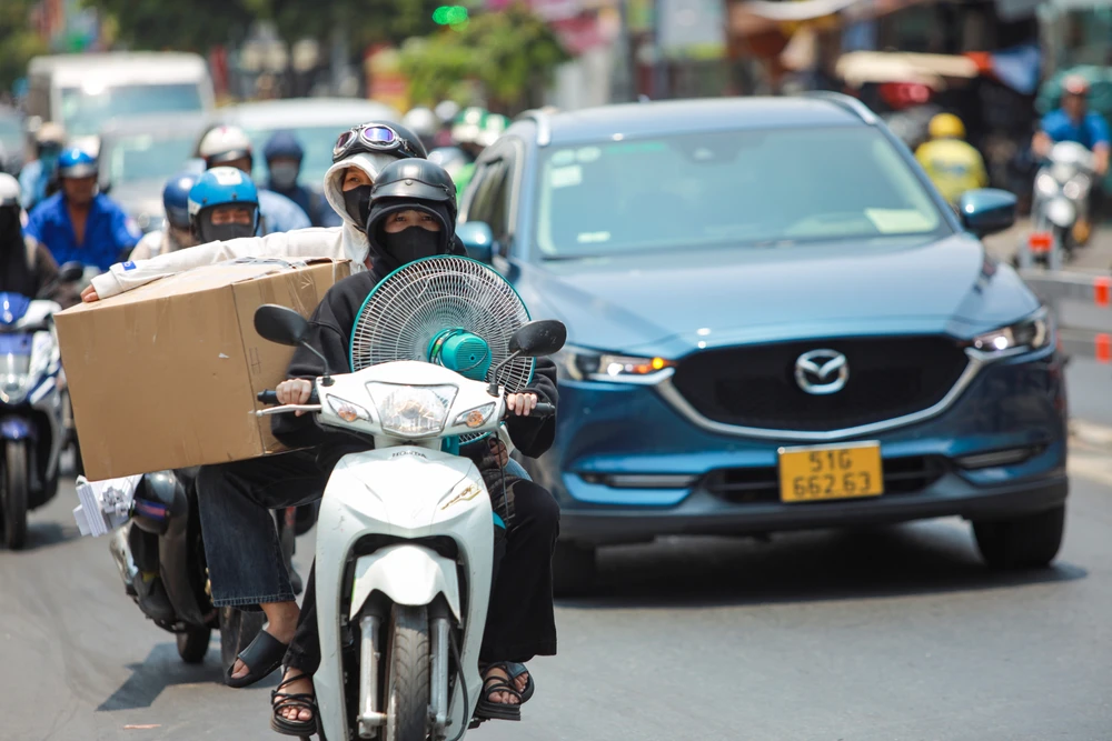 tranh-nong-giua-sai-gon (3).jpg