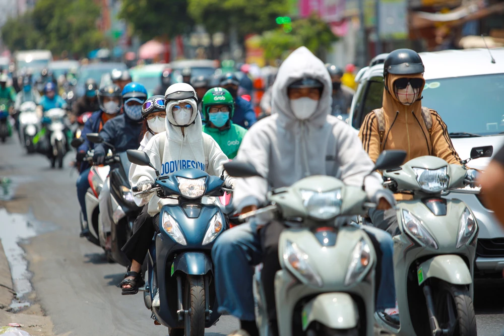 Muôn kiểu tránh nóng giữa Sài Gòn hơn 40 độ C