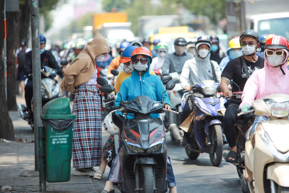 Muôn kiểu tránh nóng giữa Sài Gòn hơn 40 độ C