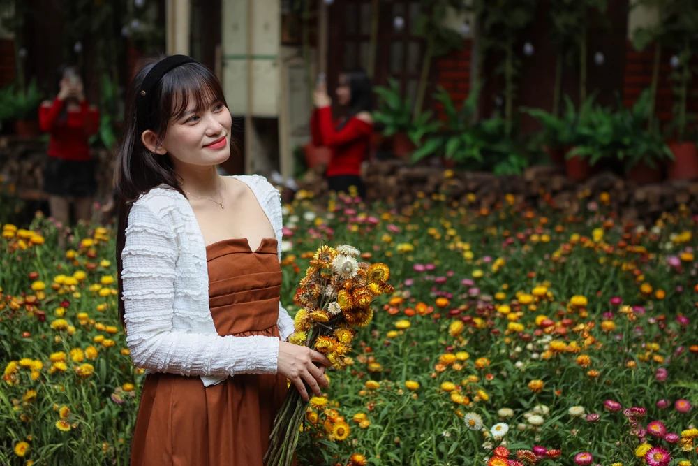 Giới trẻ Sài Gòn đổ xô check-in vườn hoa bất tử, bắt trend Lật mặt 7