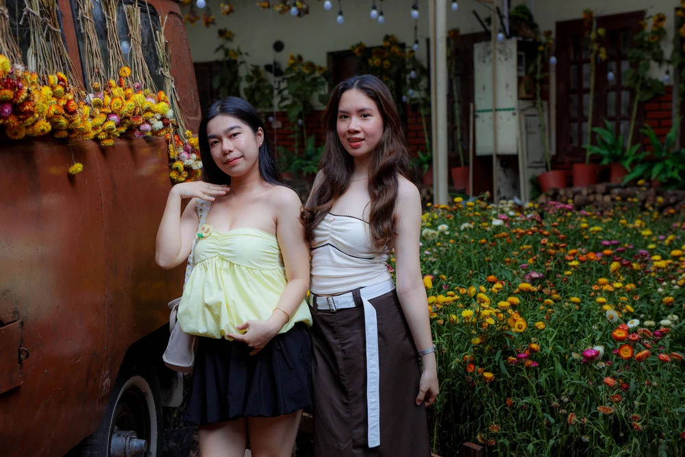 Giới trẻ Sài Gòn đổ xô check-in vườn hoa bất tử, bắt trend Lật mặt 7