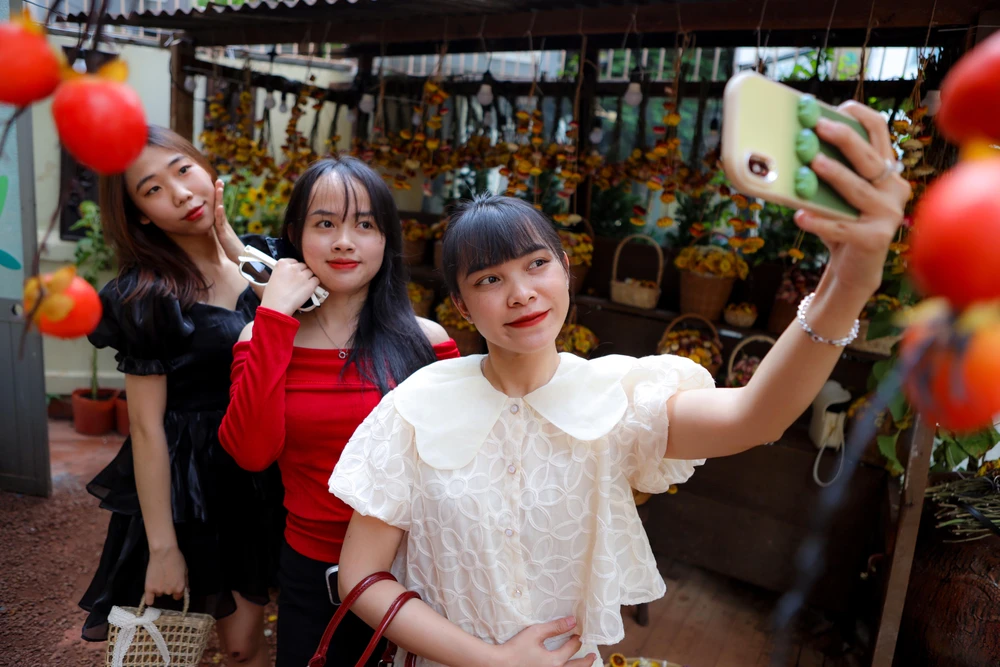 Giới trẻ Sài Gòn đổ xô check-in vườn hoa bất tử, bắt trend Lật mặt 7