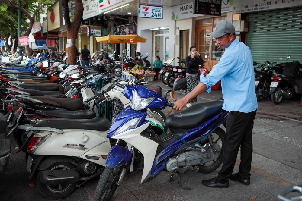 Hình ảnh hè phố quận 1 sau một tuần thí điểm thu phí vỉa hè