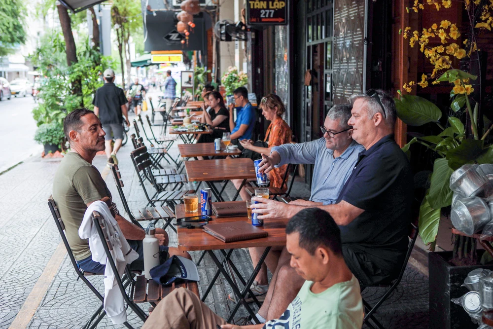 Hình ảnh hè phố quận 1 sau một tuần thí điểm thu phí vỉa hè