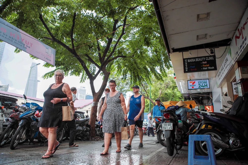 Hình ảnh hè phố quận 1 sau một tuần thí điểm thu phí vỉa hè