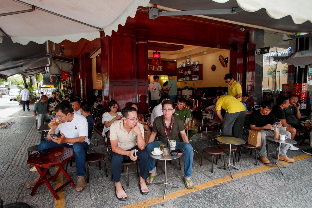 Hình ảnh hè phố quận 1 sau một tuần thí điểm thu phí vỉa hè