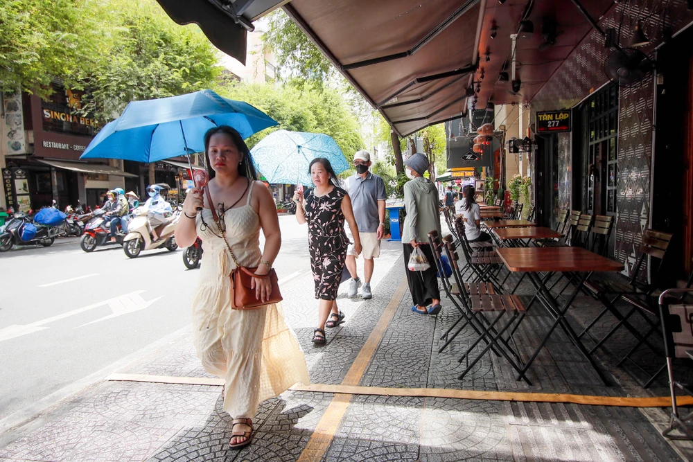 Hình ảnh hè phố quận 1 sau một tuần thí điểm thu phí vỉa hè