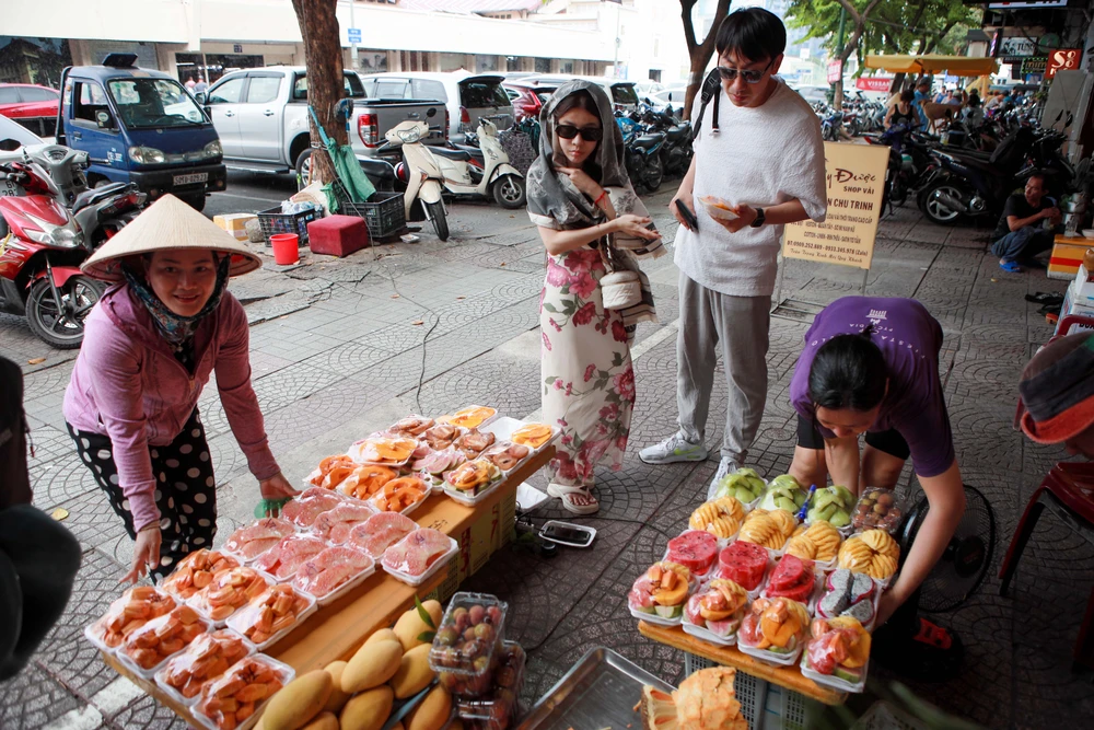 Hình ảnh hè phố quận 1 sau một tuần thí điểm thu phí vỉa hè