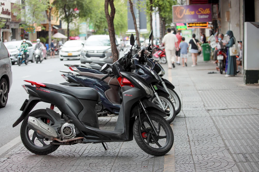 Hình ảnh hè phố quận 1 sau một tuần thí điểm thu phí vỉa hè