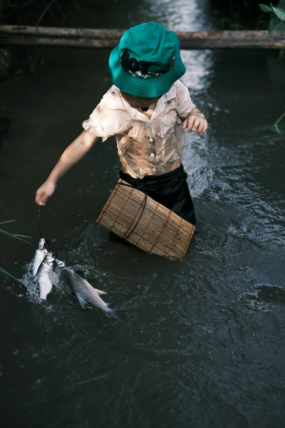 Ông bố trẻ tặng con bộ ảnh mùa hè, xem qua ai cũng muốn một vé đi tuổi thơ