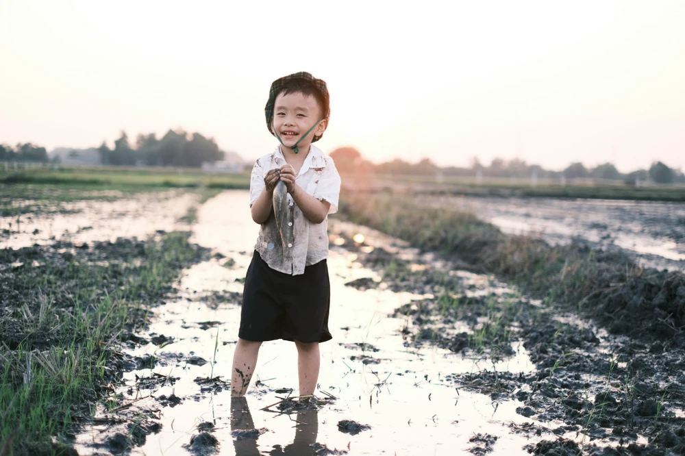 Ông bố trẻ tặng con bộ ảnh mùa hè, xem qua ai cũng muốn một vé đi tuổi thơ