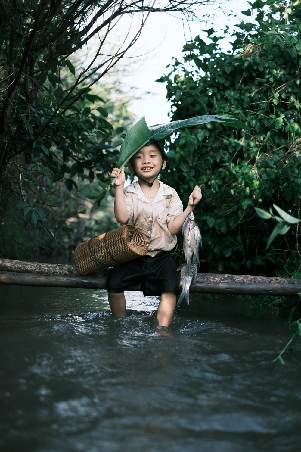Ông bố trẻ tặng con bộ ảnh mùa hè, xem qua ai cũng muốn một vé đi tuổi thơ