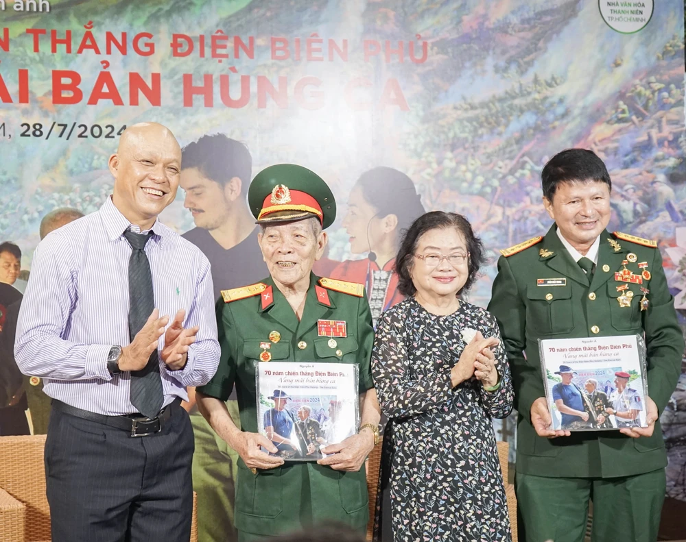 Triển lãm ảnh 70 năm Điện Biên Phủ của Nhiếp ảnh gia Nguyễn Á