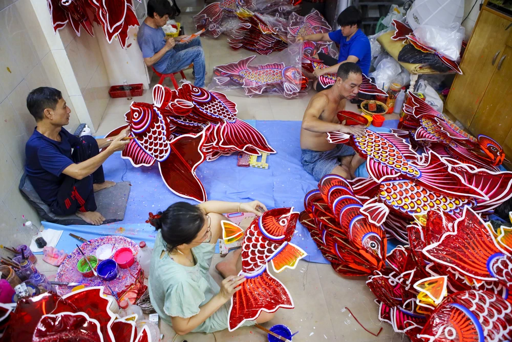 Nghệ nhân xóm lồng đèn Phú Bình: Đèn con cá hút hàng Tết Trung thu