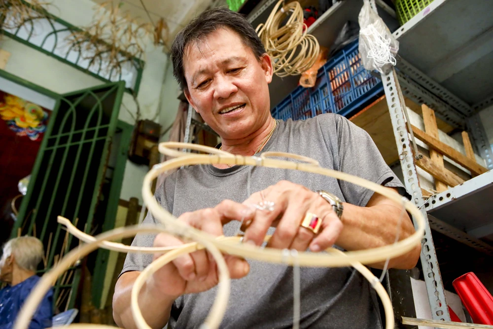 Nghệ nhân xóm lồng đèn Phú Bình: Đèn con cá hút hàng Tết Trung thu