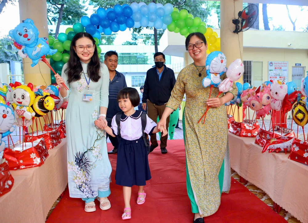 Trường học TP.HCM rộn ràng ngày hội “Em vào lớp 1”