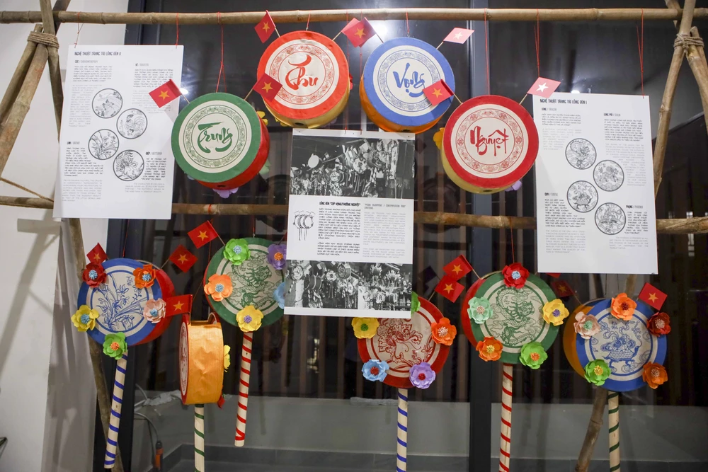 Người dân TP.HCM chiêm ngưỡng lồng đèn trung thu xưa