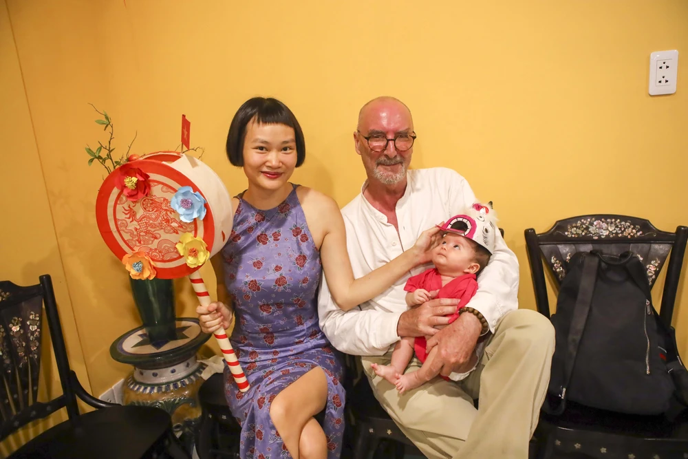 Người dân TP.HCM chiêm ngưỡng lồng đèn trung thu xưa