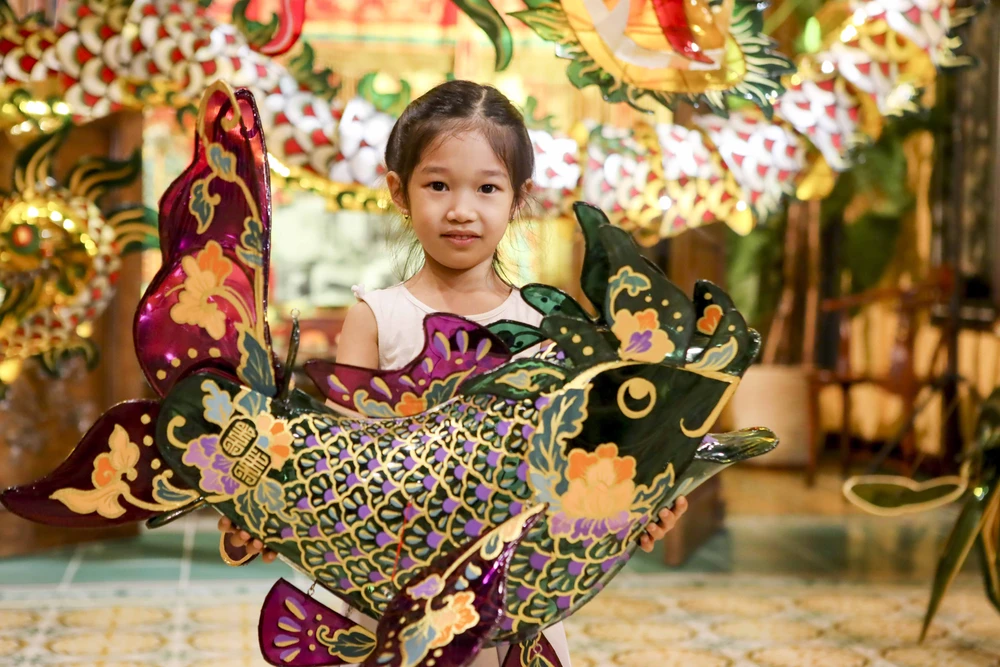 Người dân TP.HCM chiêm ngưỡng lồng đèn trung thu xưa