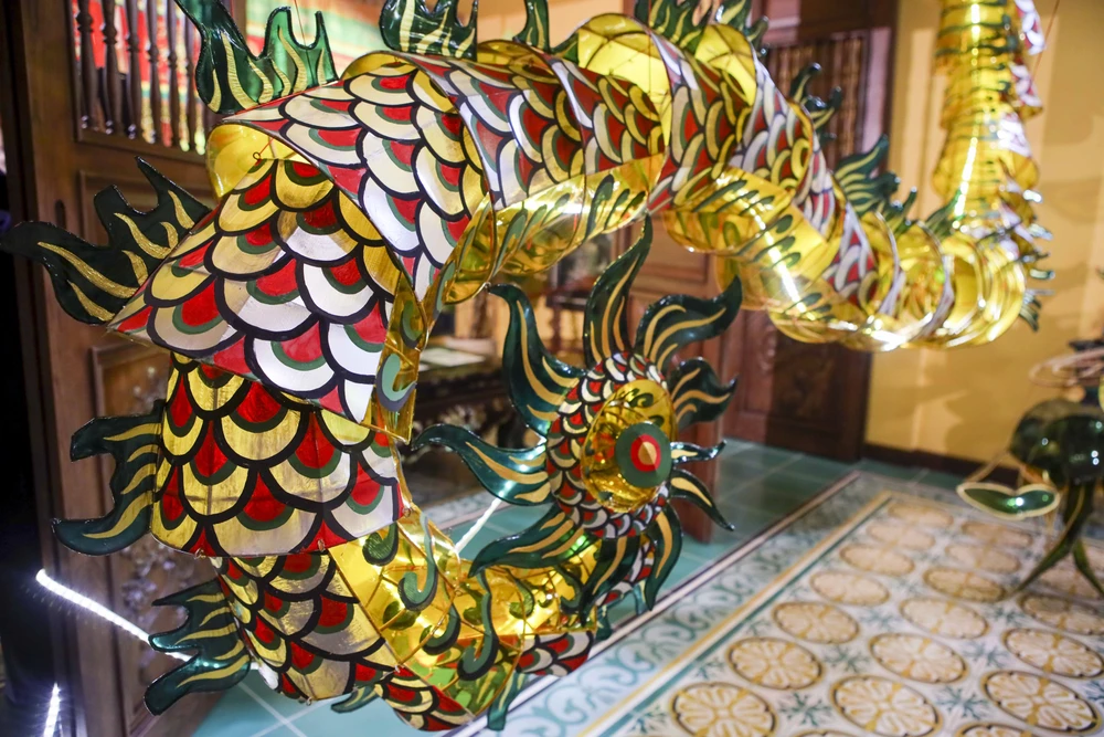 Người dân TP.HCM chiêm ngưỡng lồng đèn trung thu xưa