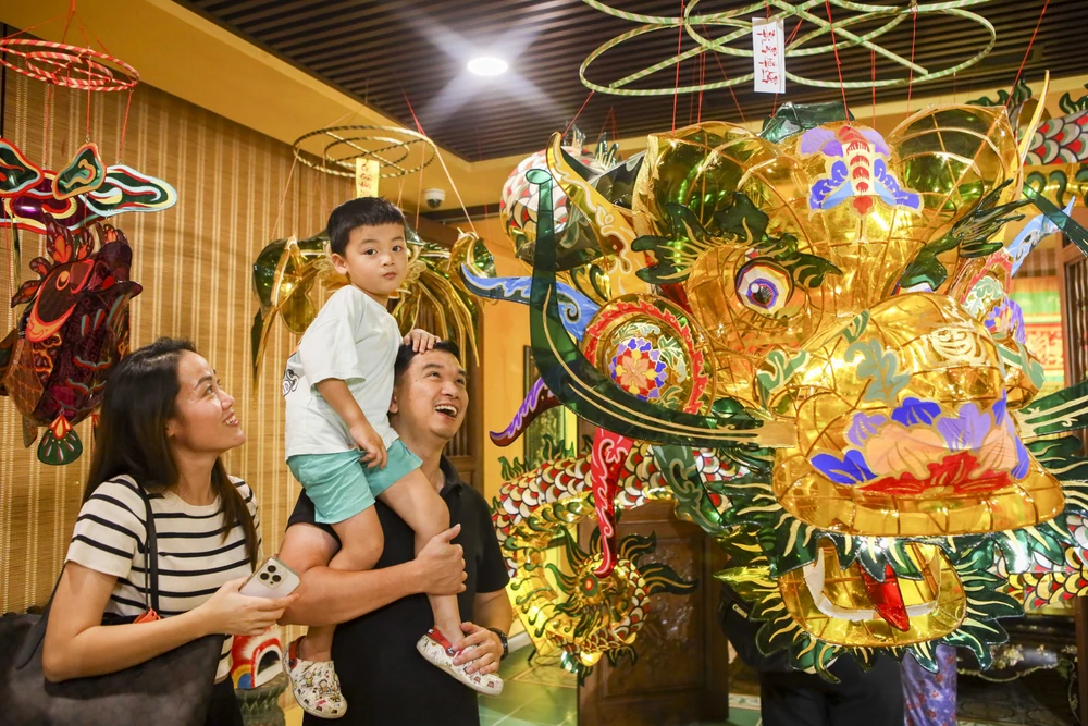 Người dân TP.HCM chiêm ngưỡng lồng đèn trung thu xưa