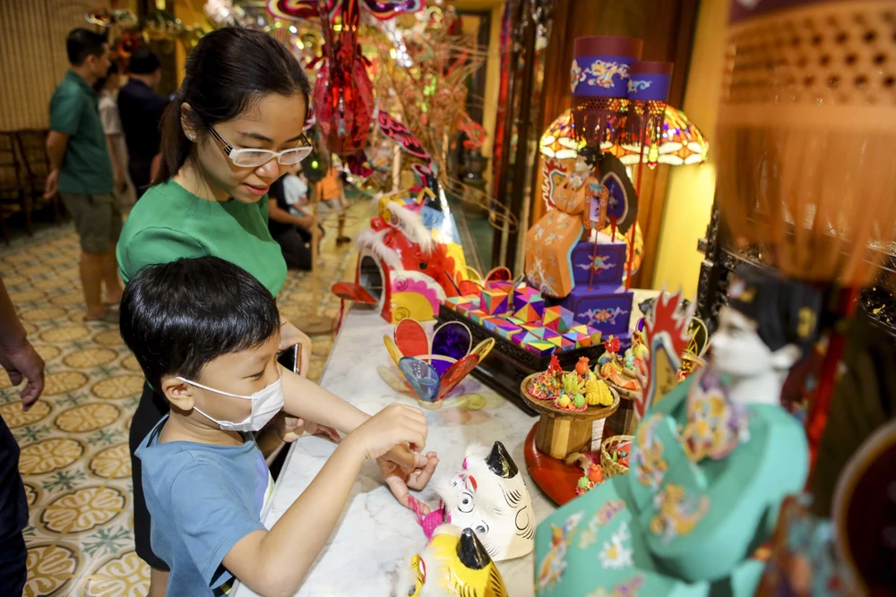 Người dân TP.HCM chiêm ngưỡng lồng đèn trung thu xưa