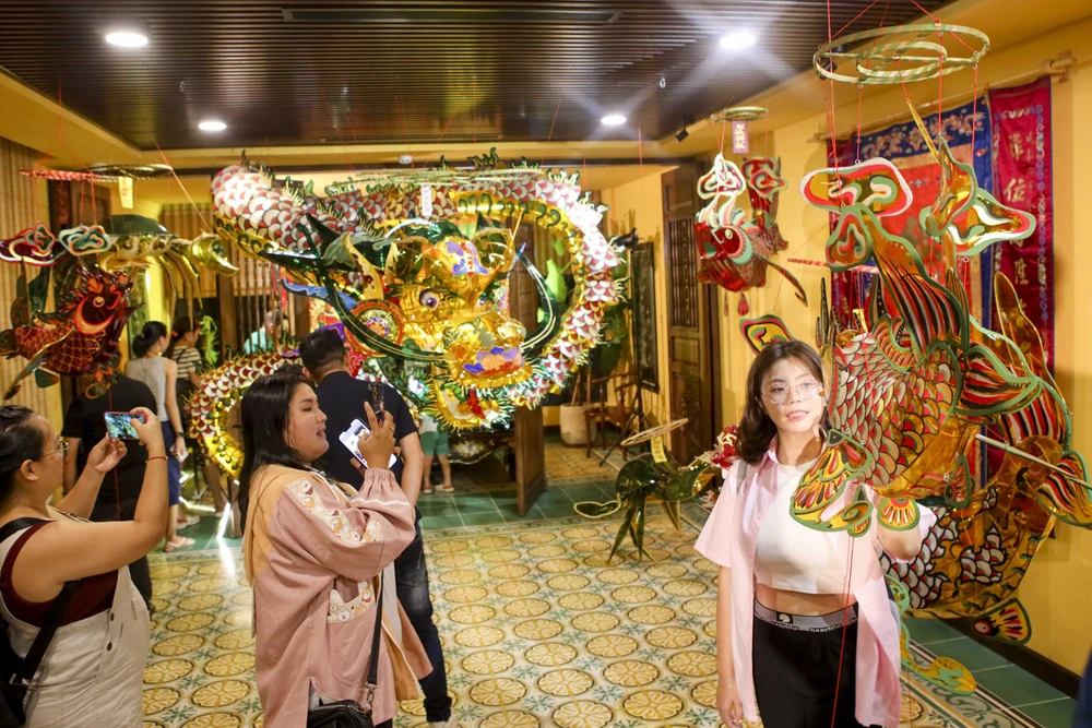 Người dân TP.HCM chiêm ngưỡng lồng đèn trung thu xưa