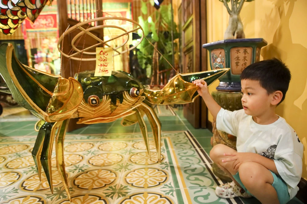 Người dân TP.HCM chiêm ngưỡng lồng đèn trung thu xưa