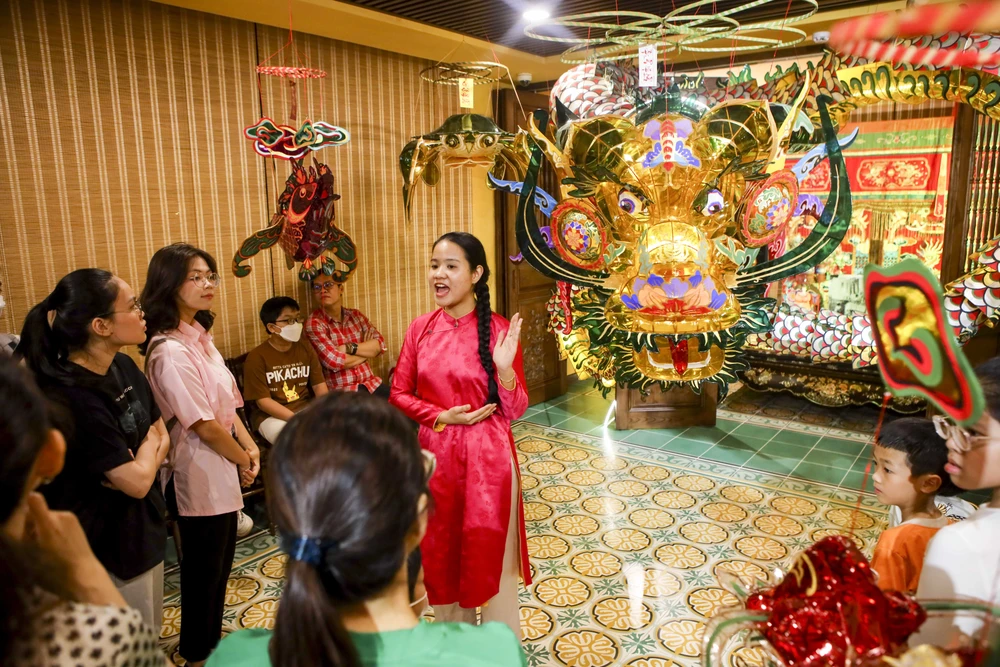 Người dân TP.HCM chiêm ngưỡng lồng đèn trung thu xưa