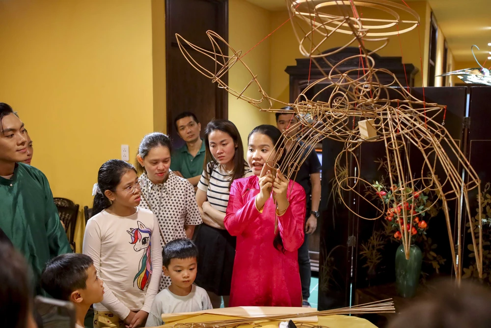 Người dân TP.HCM chiêm ngưỡng lồng đèn trung thu xưa