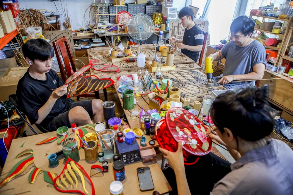 Vợ chồng 9X làm lồng đèn trung thu xưa