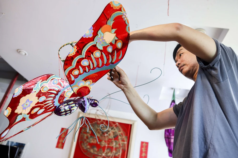 Vợ chồng 9X làm lồng đèn trung thu xưa