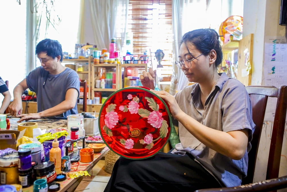 Vợ chồng 9X làm lồng đèn trung thu xưa