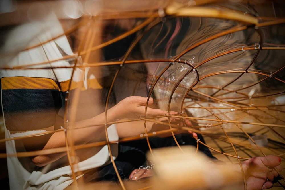 Vợ chồng 9X làm lồng đèn trung thu xưa