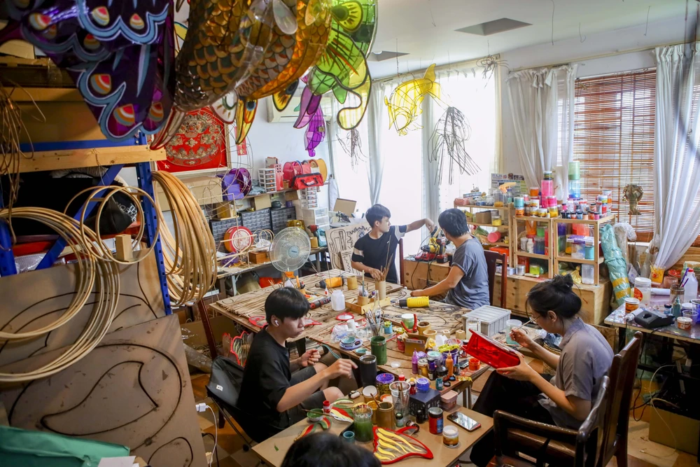 Vợ chồng 9X làm lồng đèn trung thu xưa