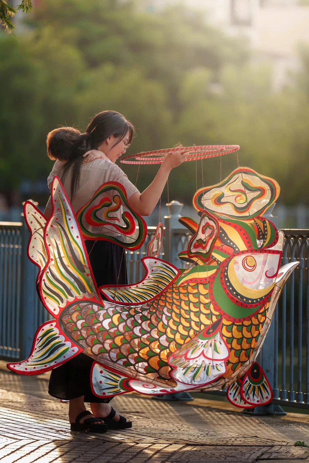 Vợ chồng 9X làm lồng đèn trung thu xưa